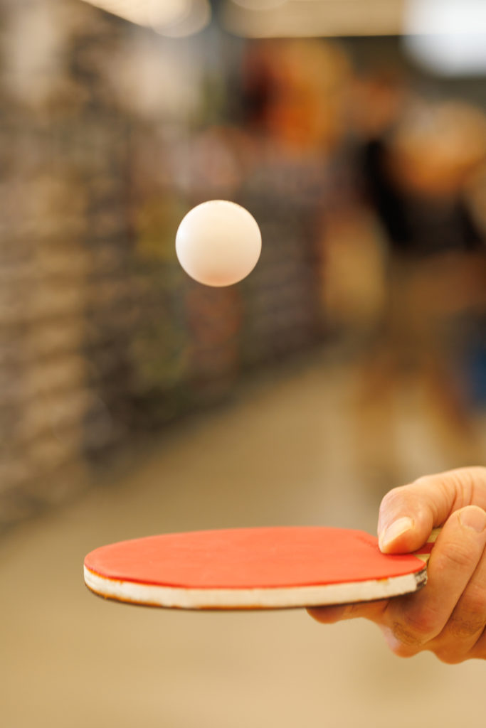 Raquette de ping-pong à l'école